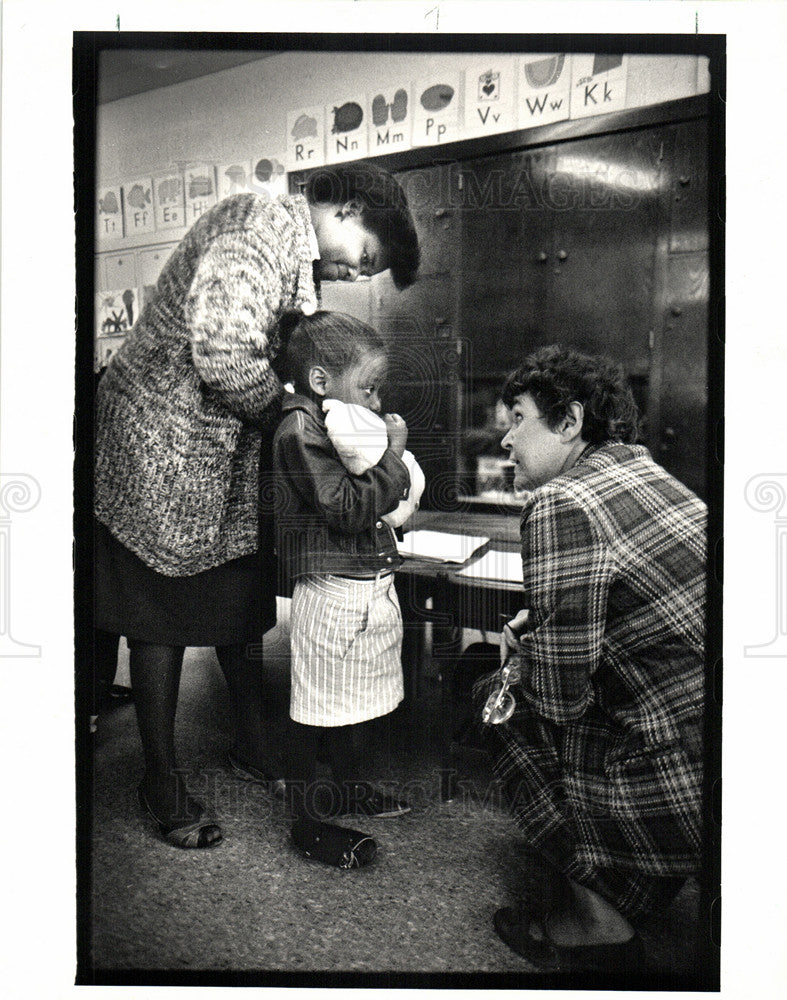 1987 Press Photo Teacher, Detroit, Kindergarten - Historic Images