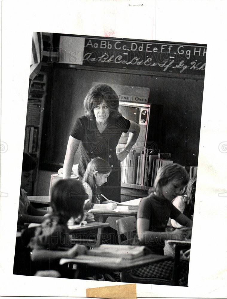 1980 Press Photo Mrs. Mitchell School Teacher Classroom - Historic Images