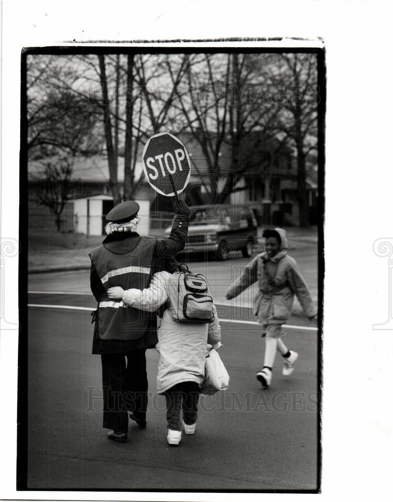 1990 Press Photo crossing guard Dalton Dixon student - Historic Images