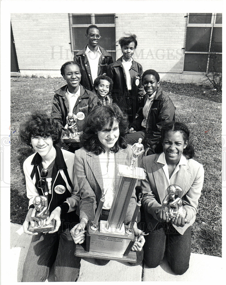 1982 Press Photo prizewinning scholars trophies Detroit - Historic Images