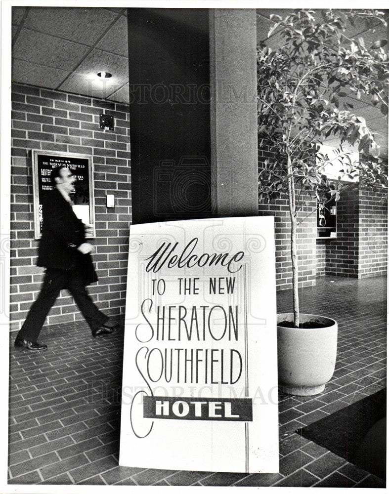 Press Photo Sheraton South-field Sign - Historic Images