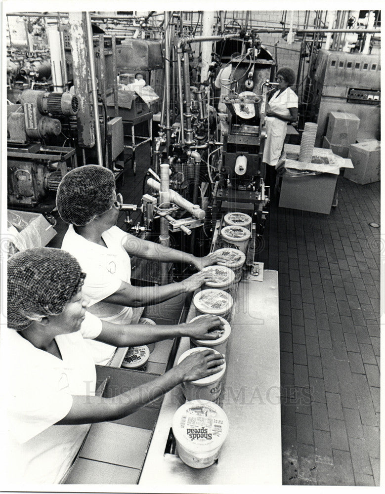 1982 Press Photo Shedd's Food Products production line - Historic Images