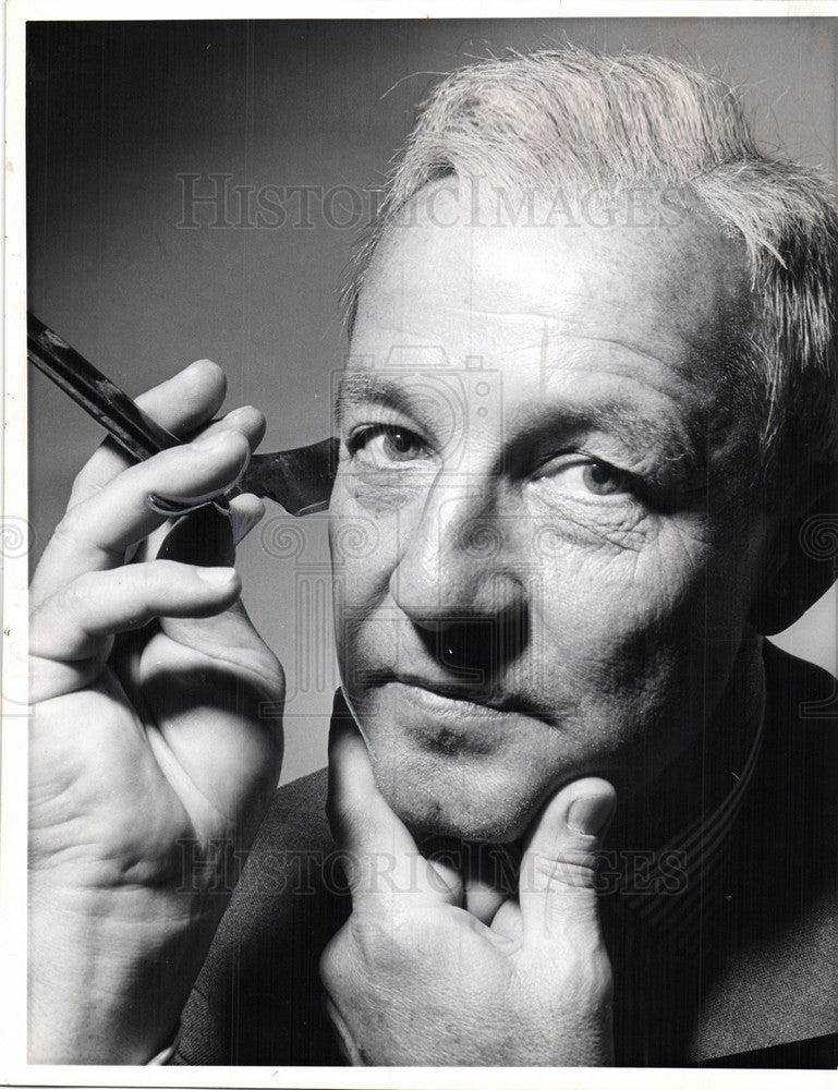 1964 Press Photo Shaving Straight Razor - Historic Images