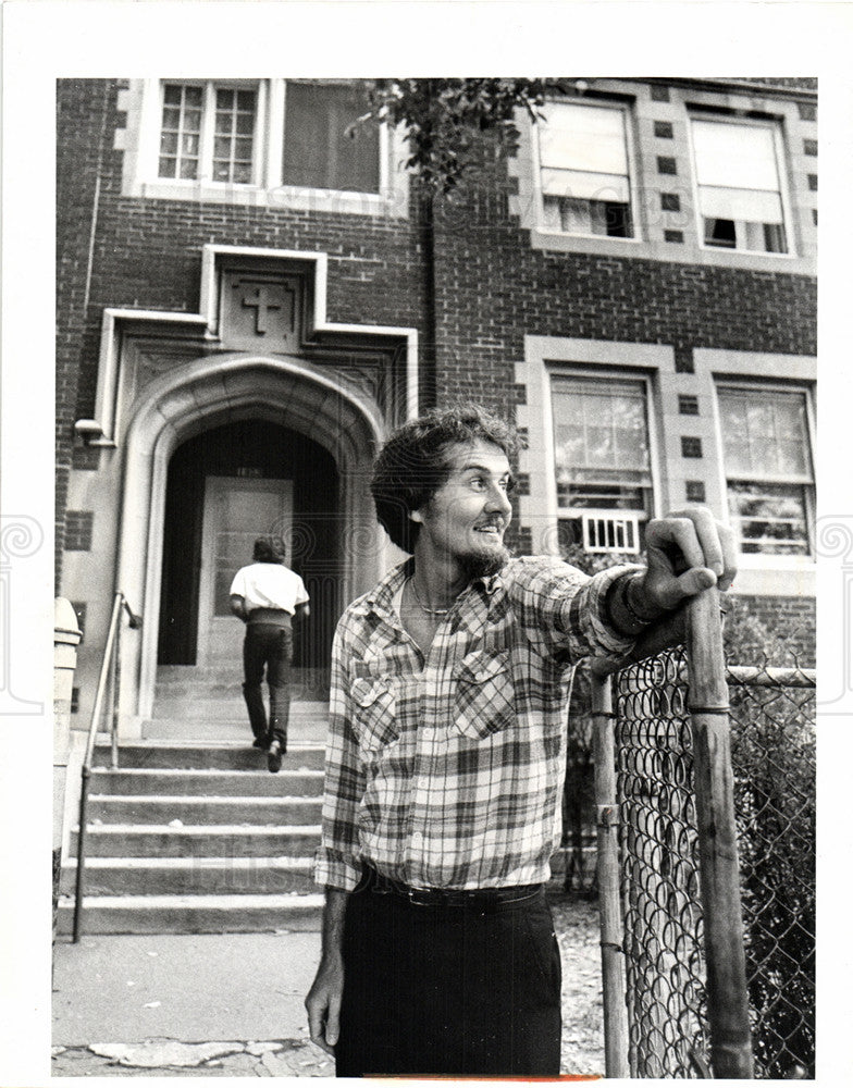 1978 Press Photo Jim Gleeson Shar House gate Detroit - Historic Images