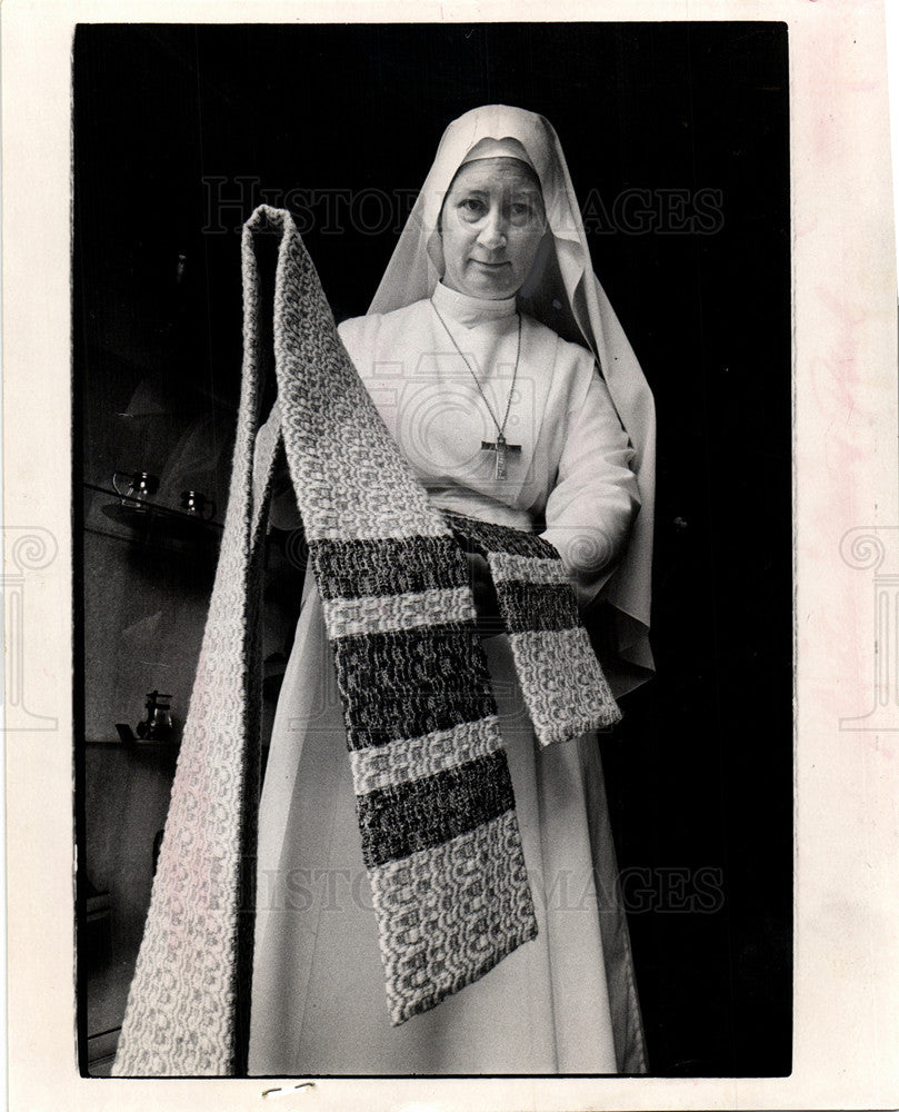 1974 Press Photo Sewing Sister Mary Paul stole love - Historic Images