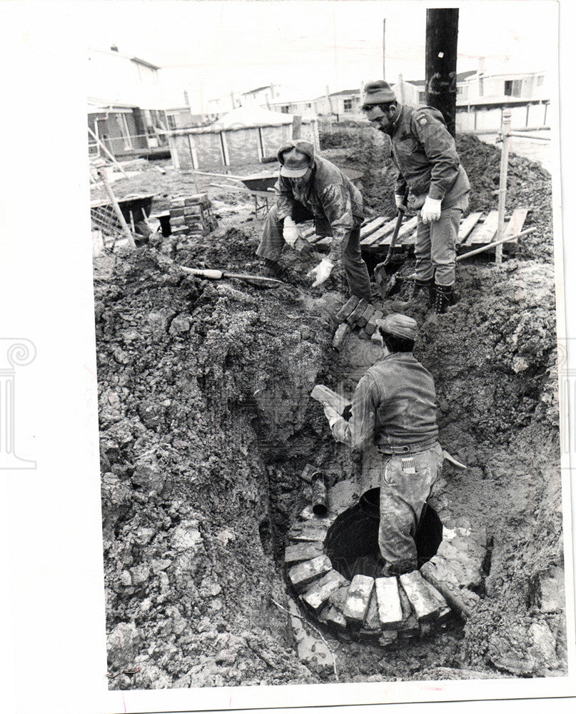 1971 Press Photo residents dig storm sewer - Historic Images