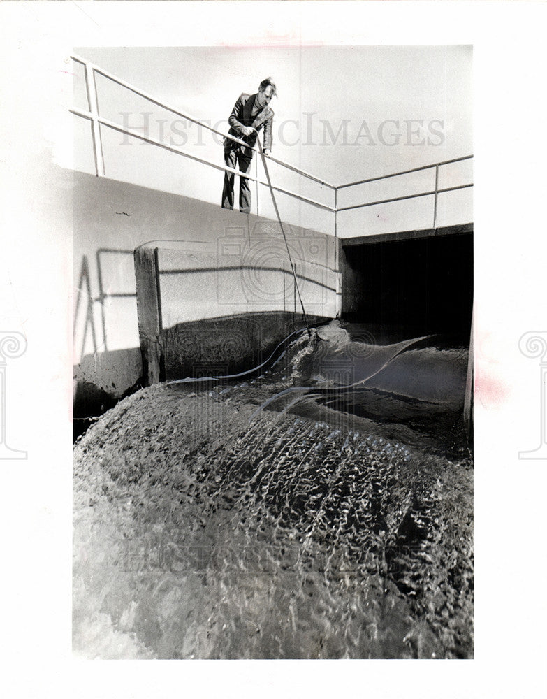 1977 Press Photo Gerald Herriman pure drinking water - Historic Images