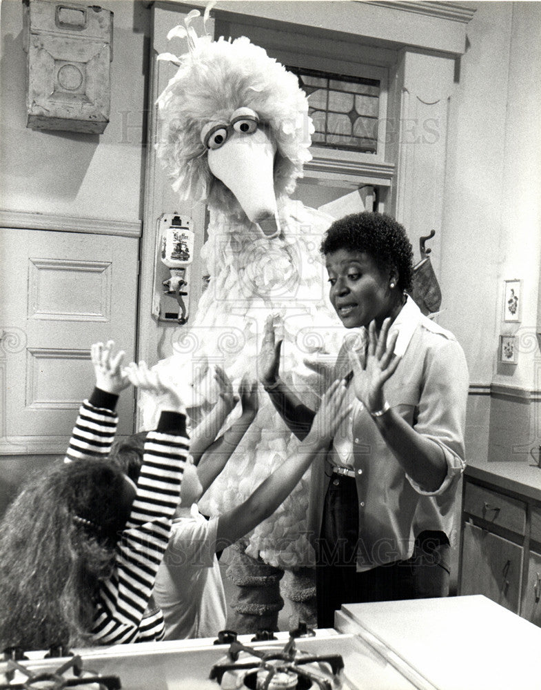 1985 Press Photo Sesame Street TV show washing hands - Historic Images