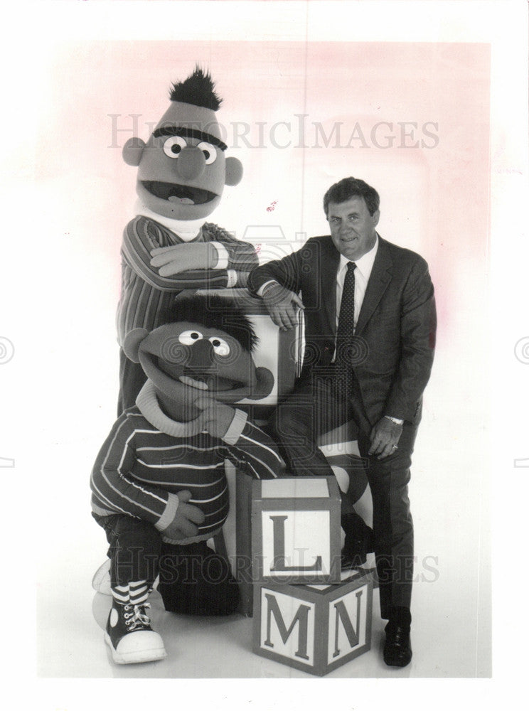 1988 Press Photo Vincent E. Egan &quot;Sesame Steet Live&quot; - Historic Images