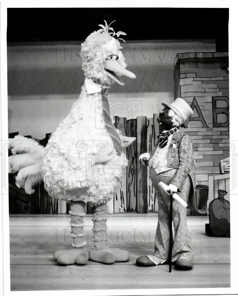 Press Photo Big Bird Phineas Barnswallow contract - Historic Images