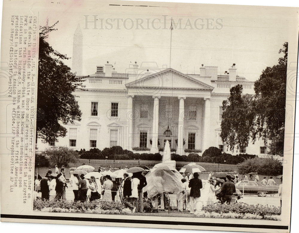 1974 Press Photo White House crowd Lafayette Park rain - Historic Images