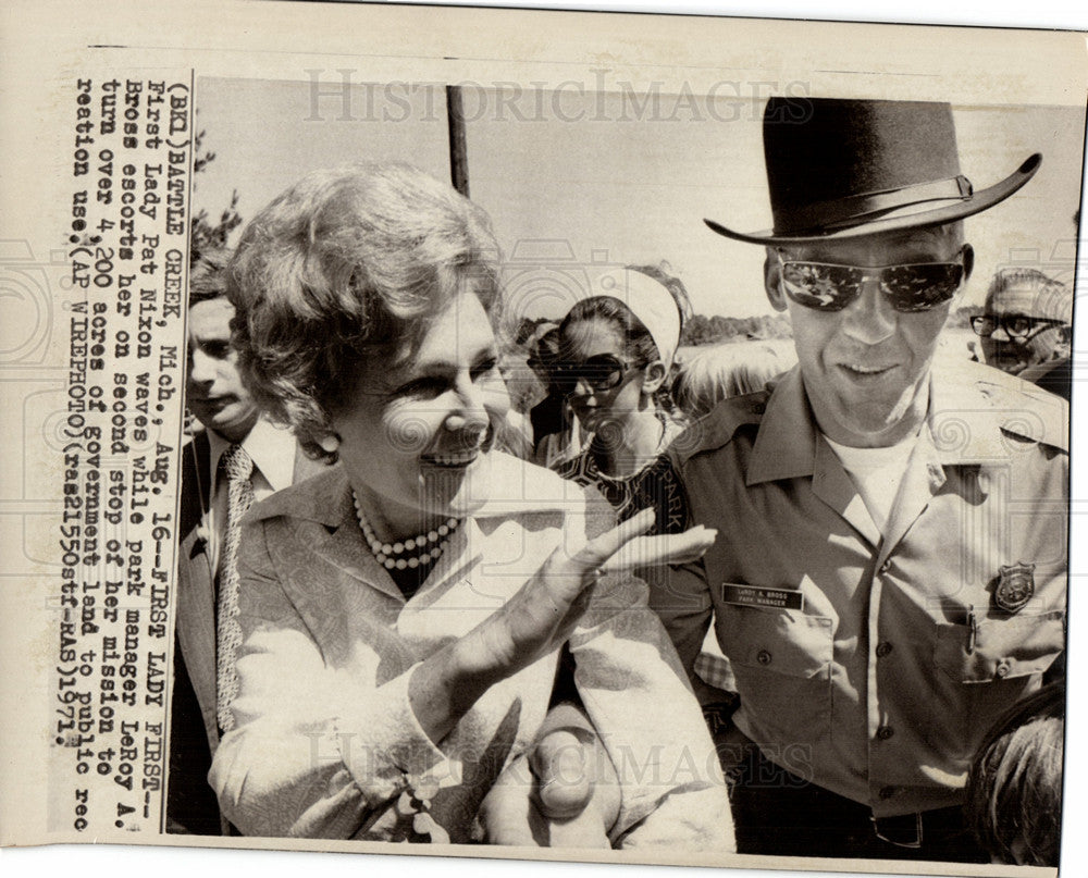 1971 Press Photo Pat Nixon LeRoy Bross Michigan - Historic Images