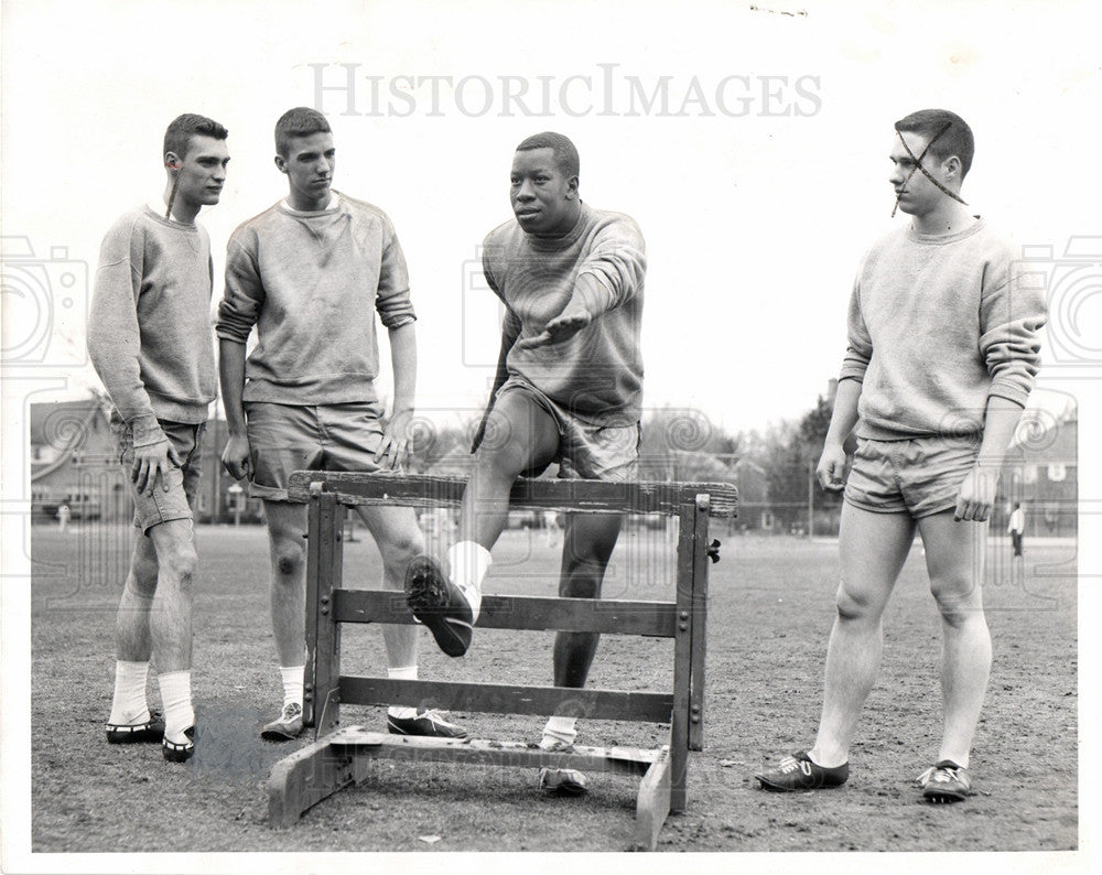 1961 Press Photo Theo Nixon Ottawa hurdle Dick Schuo - Historic Images