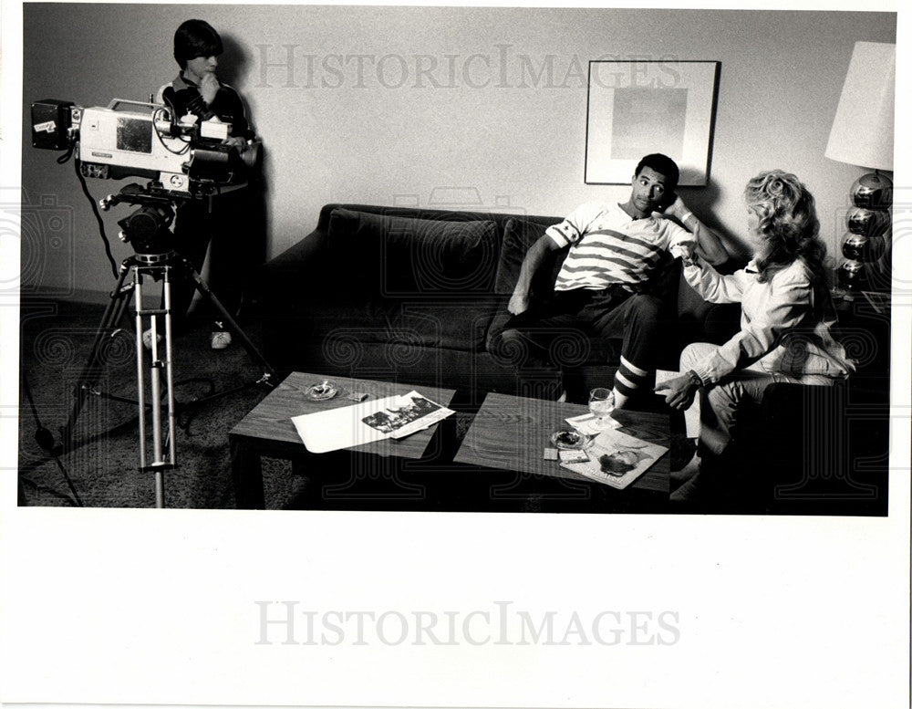 1984 Press Photo Yannick Noah Tennis Player Interview - Historic Images