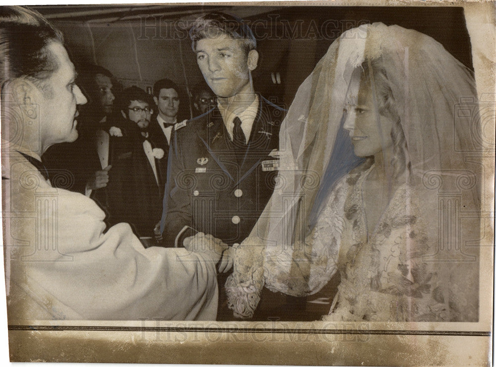 1968 Press Photo GIs&#39; Disc Jockey Weds Chris Noel - Historic Images