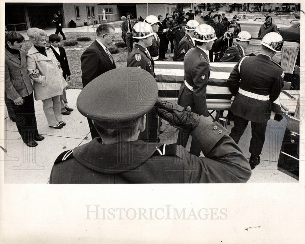 1973 Press Photo William Nolde Funeral family - Historic Images