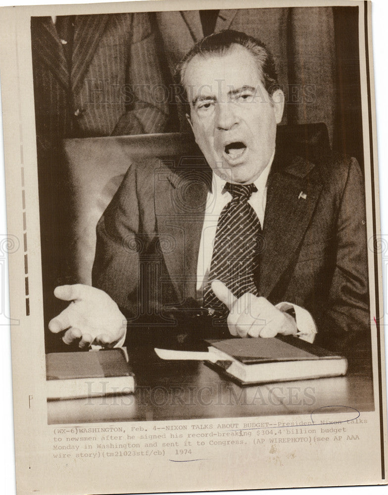 1974 Press Photo President Nixon Washington budget sign - Historic Images