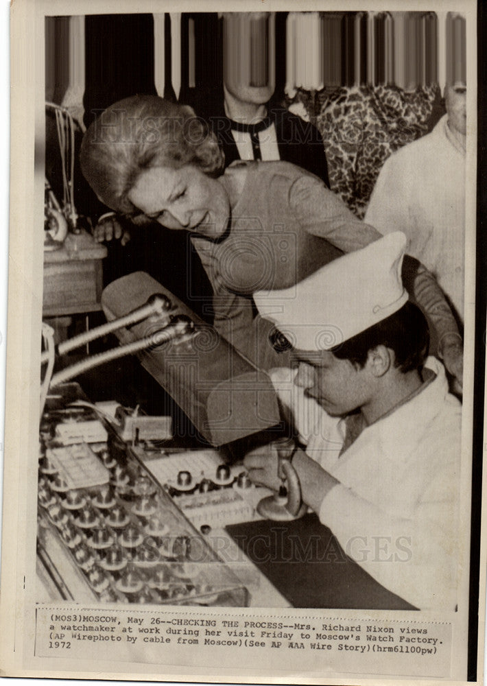 1972 Press Photo Pat Nixon, Moscow, watchmaker - Historic Images