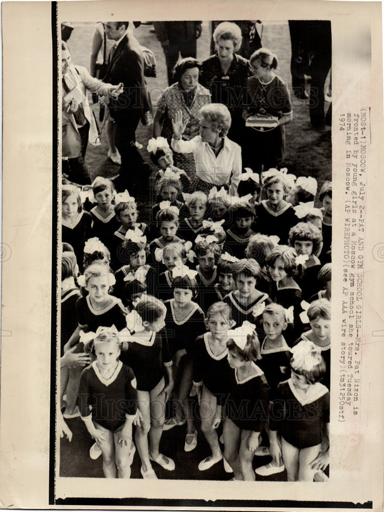 1974 Press Photo Pat Nixon Moscow President gym school - Historic Images