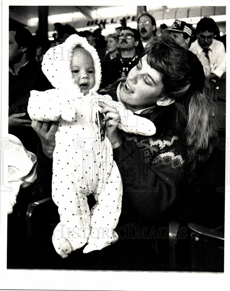 1987 Press Photo Matt Nokes Baby Wife Baseball Tigers - Historic Images