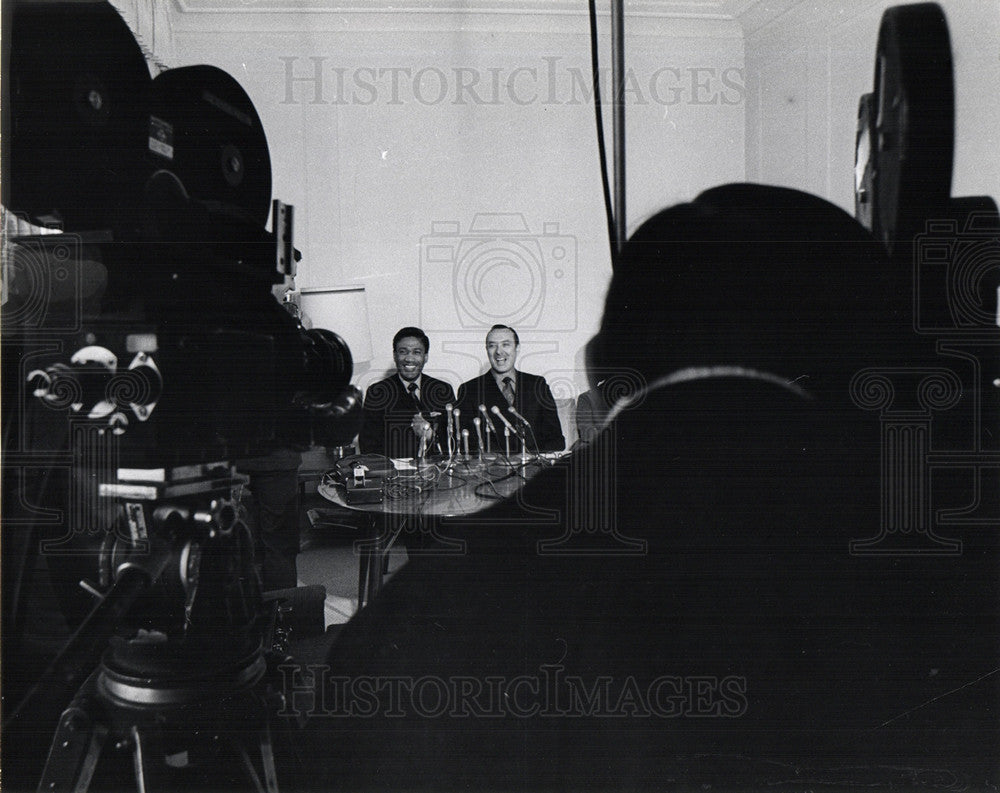1969 Press Photo Loren Pittman press conference - Historic Images