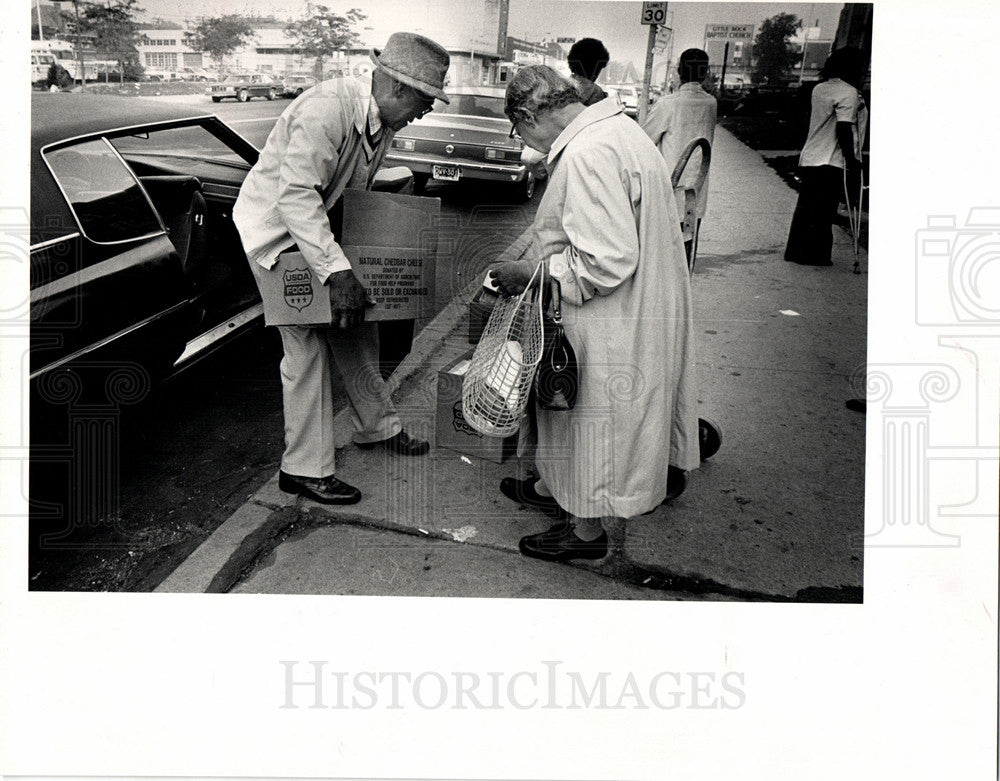 1983 Press Photo William Lawrence Katie Plant volunteer - Historic Images