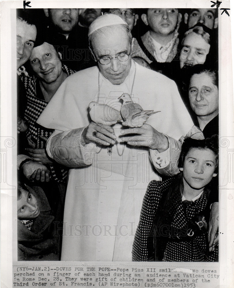1953 Press Photo Pope Pius XII with birthday gift - Historic Images