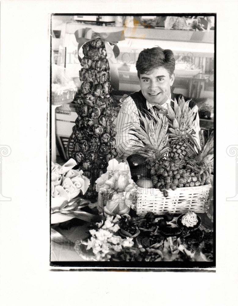 1989 Press Photo Detroit caterer Edward Pitaoff - Historic Images