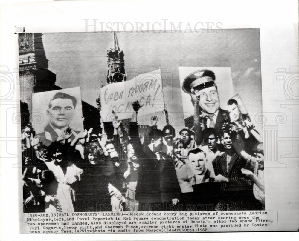 1962 Press Photo Moscow crowds, spacemen, landed - Historic Images