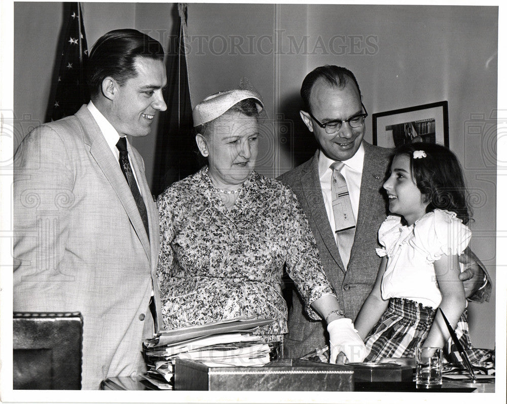 1957 Press Photo Missing Girl Found - Historic Images