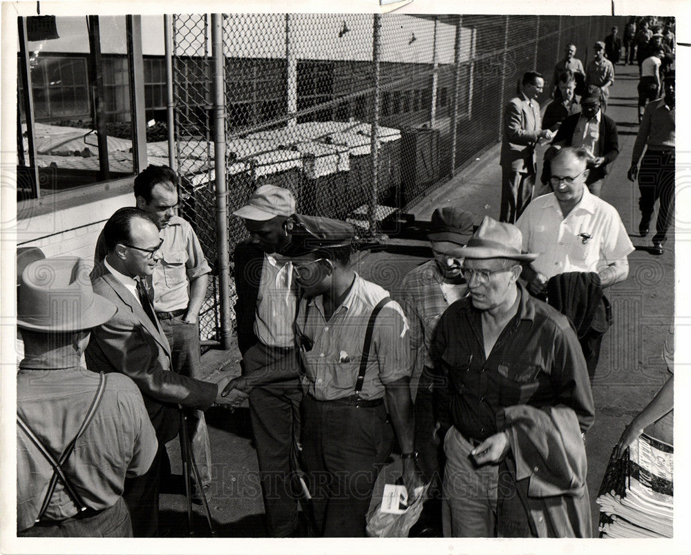 1952 Press Photo Candidate Greets Voters - Historic Images