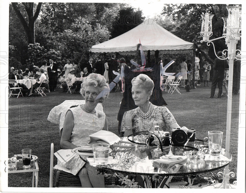 1969 Press Photo Mrs. Merriweather Post garden party - Historic Images
