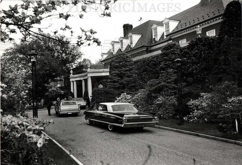 Press Photo Car House Old - Historic Images