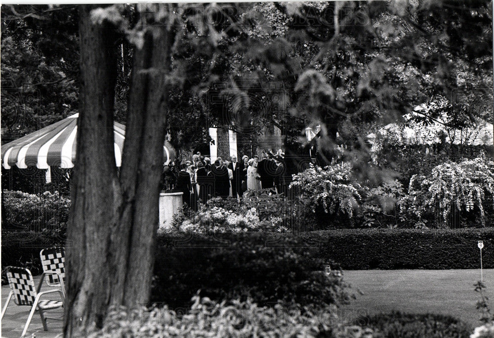 Press Photo party gazebo lawn people - Historic Images