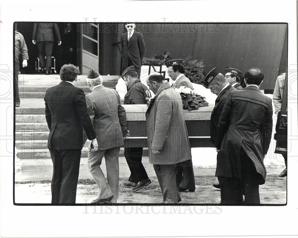 1982 Press Photo funeral, casket, pallbearers - Historic Images