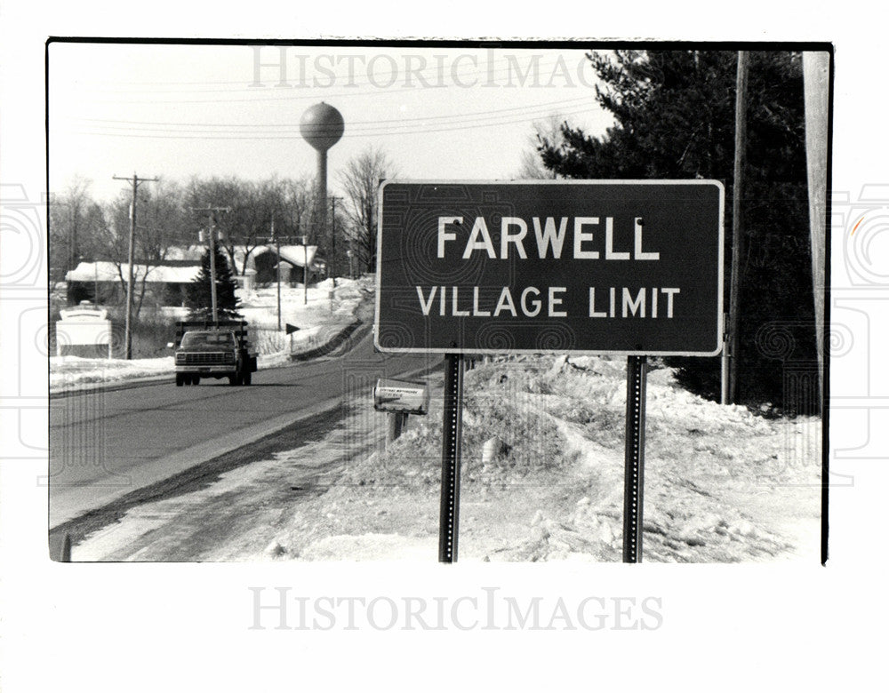 1982 Press Photo Farwell Village Limit Sign - Historic Images