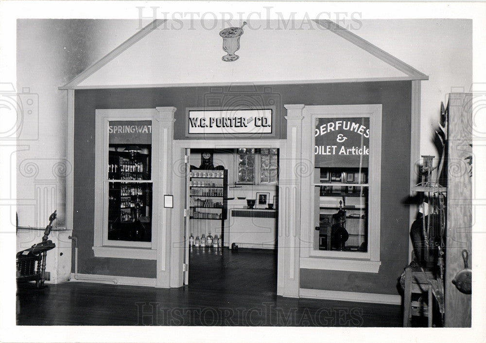 1947 Press Photo Dr.Porter Drug store William sidney - Historic Images