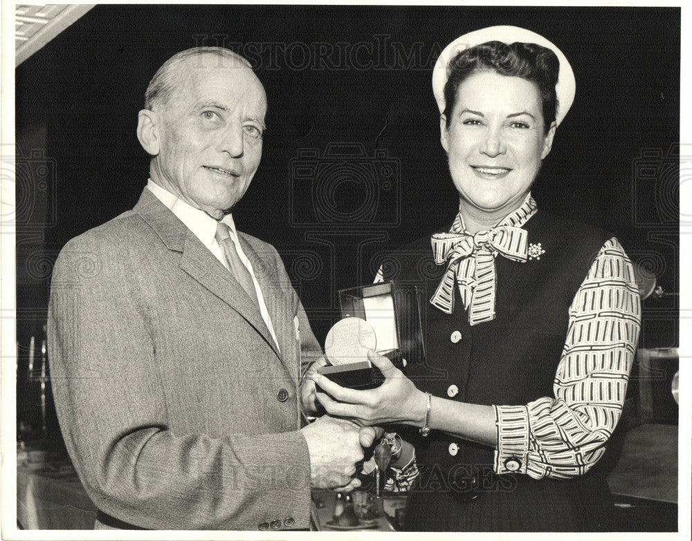 1963 Press Photo Sylvia Porter American economist - Historic Images