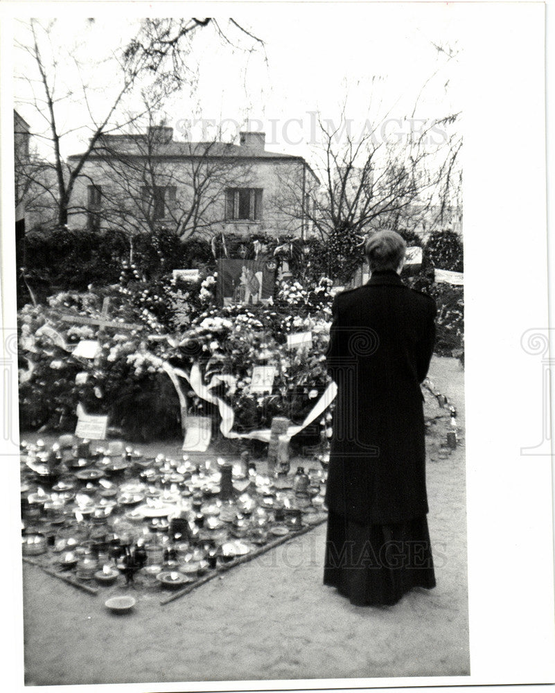 1984 Press Photo Jerzy Popieluszko grave Polish priest - Historic Images