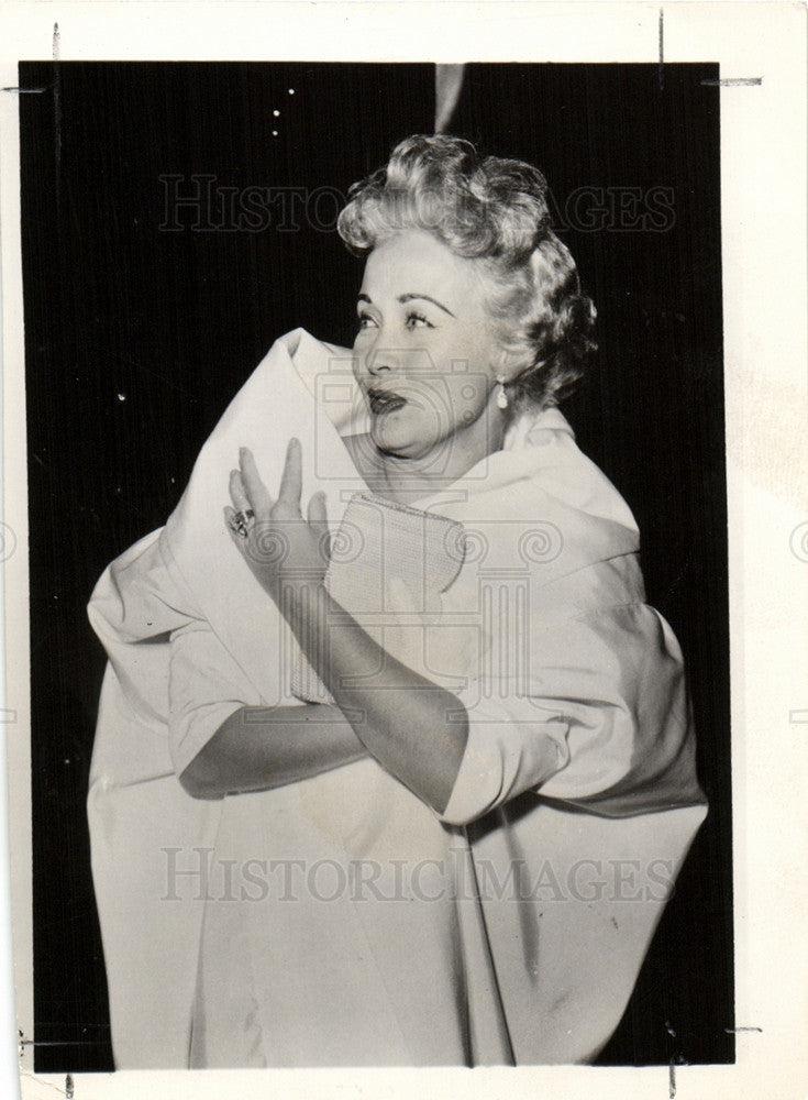 1957 Press Photo woman wrap - Historic Images