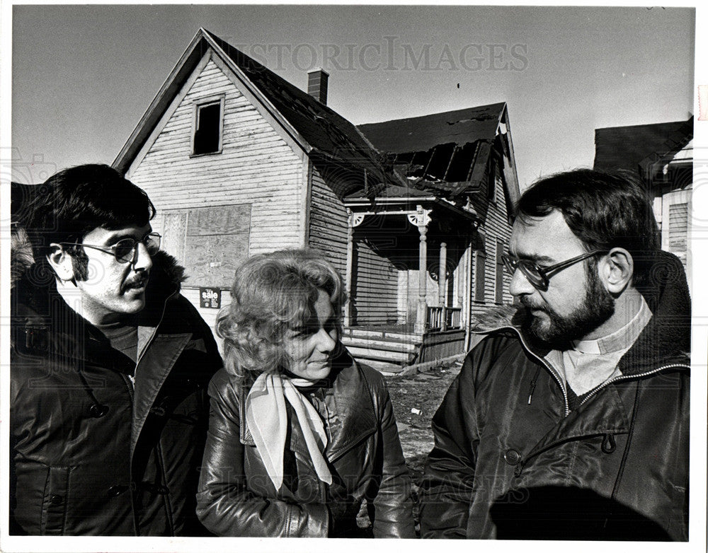 1977 Press Photo Mike MACO&#39;s President,inspects - Historic Images