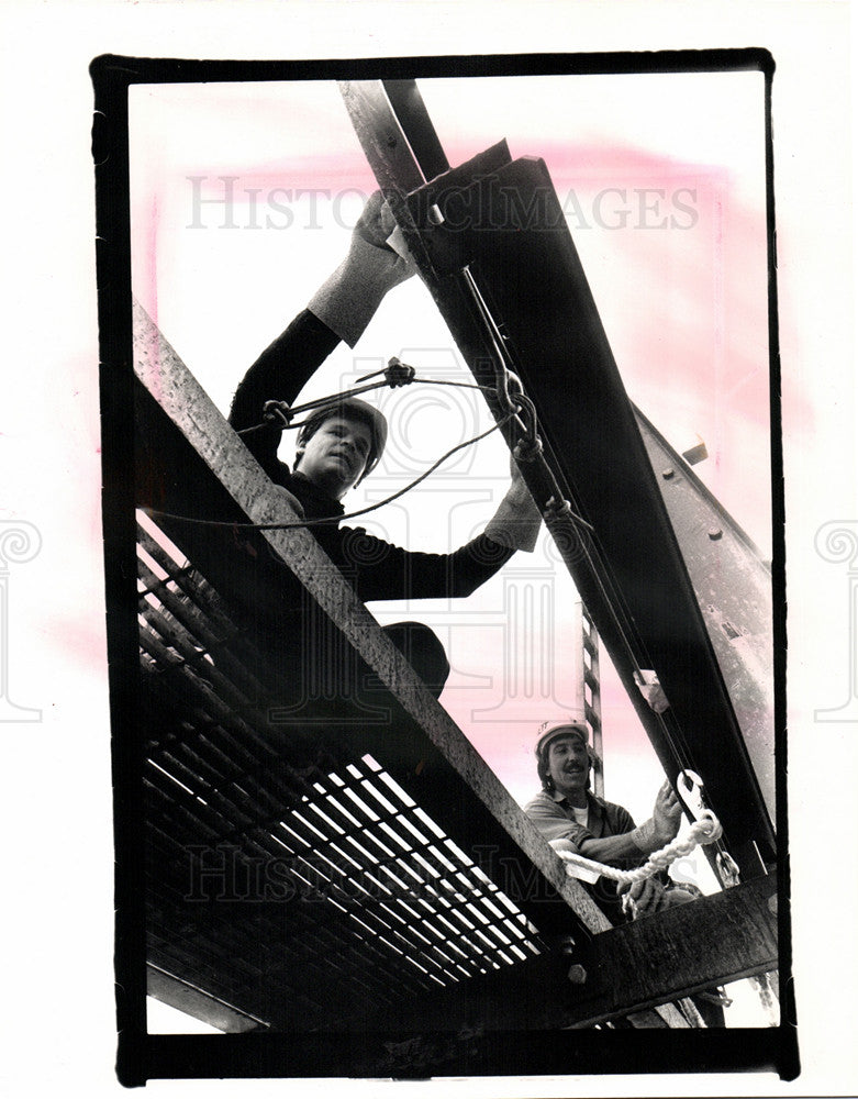 1989 Press Photo billboard assembly equipment - Historic Images