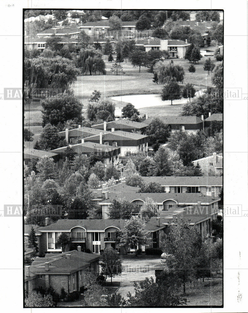 1982 Press Photo Somerset apts-golf course - Historic Images