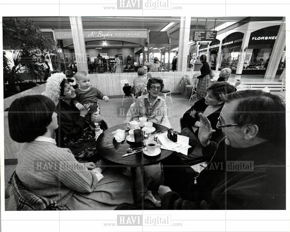 Press Photo Somerset Mall Benno&#39;s - Historic Images