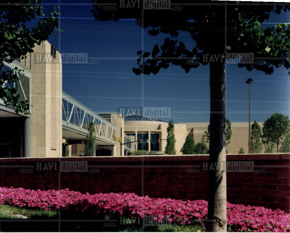 Press Photo Somerset Mall - Historic Images