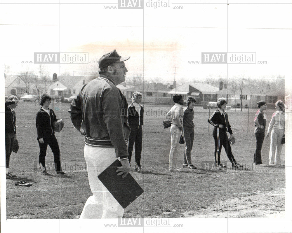 1976 Press Photo Womens Softball Coach Bonnie Jones - Historic Images