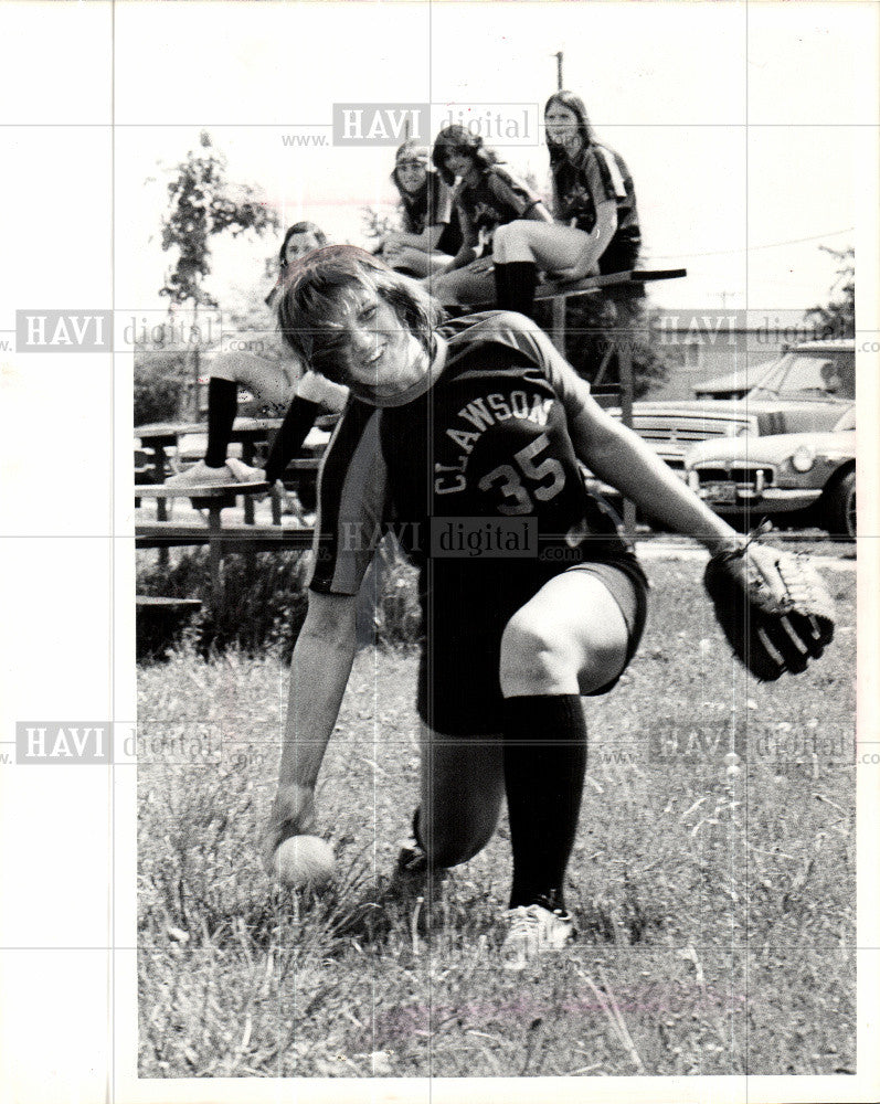 1975 Press Photo Clawson High softball Ullman sisters - Historic Images