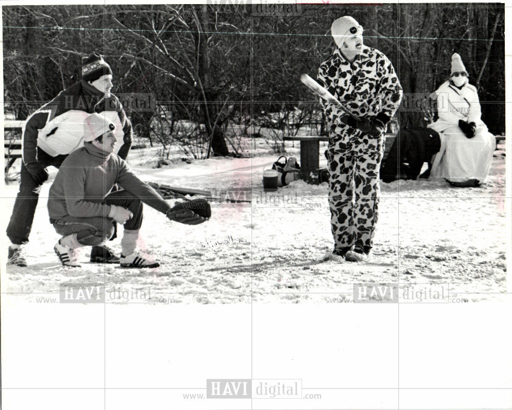 1985 Press Photo Softball Snoball tournament cold - Historic Images