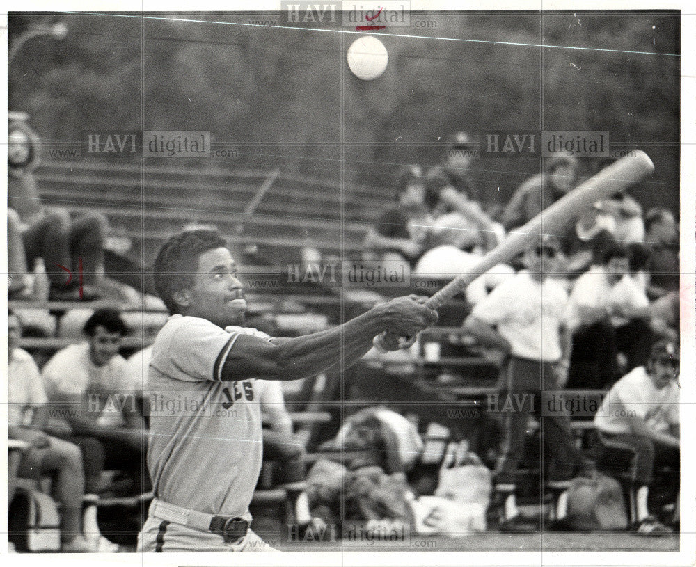 1974 Press Photo Softball, anybody&#39;s game - Historic Images