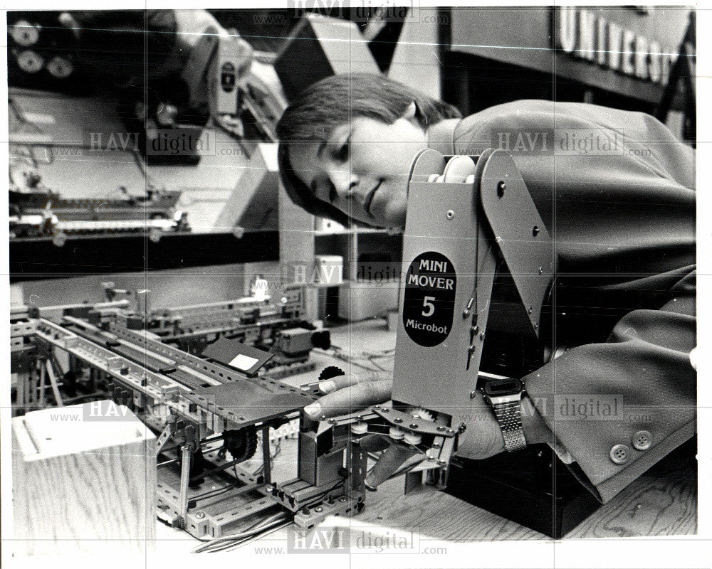 1983 Press Photo Daniel Armock mini mover robots - Historic Images